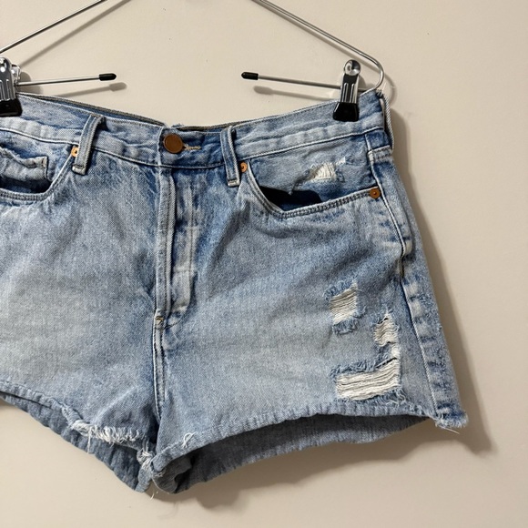 BLANKNYC High Rise Distressed Denim Light Wash Jean Shorts Size 31 - Picture 4 of 14